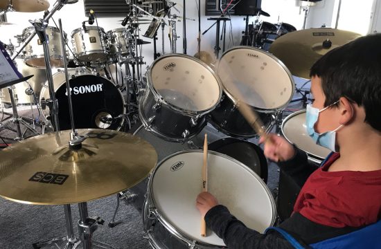 jeune batteur du cursus moins de 12 ans