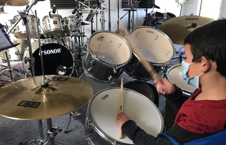 jeune batteur du cursus moins de 12 ans